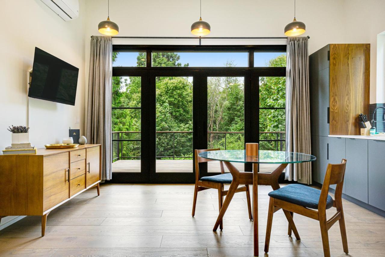 The Treehouse Hotel Seattle Exterior photo