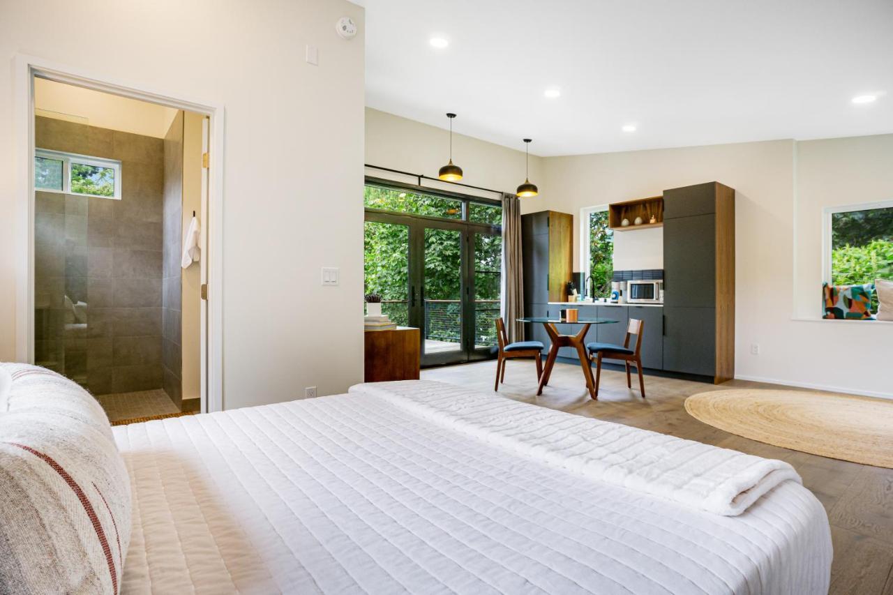 The Treehouse Hotel Seattle Exterior photo